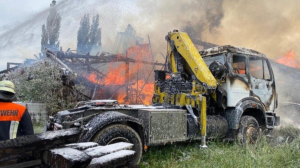 In der Anlage abgestellte Maschinen wie dieser Lastwagen wurden bei dem Feuer zerstört. Der Schaden liegt laut Polizei bei mehreren Hunderttausend Euro.