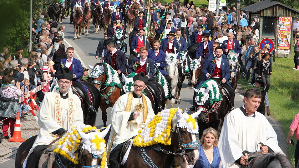 Die Pfingstreiter beim Einzug in Steinbühl. Die Pfingstreiter beim Einzug in Steinbühl.