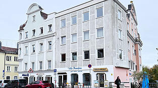 Die Anmutung von mehreren Gebäuden soll mit einem neuen Anstrich vereinheitlicht werden. Die Anmutung von mehreren Gebäuden soll mit einem neuen Anstrich vereinheitlicht werden.