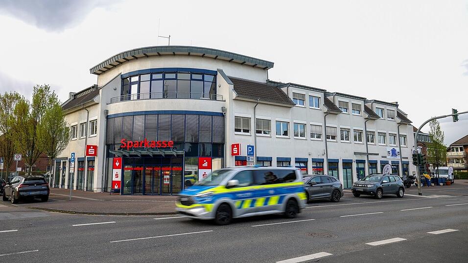 Bewaffneter sorgt für Großeinsatz an Sparkassenfiliale Bewaffneter sorgt für Großeinsatz an Sparkassenfiliale