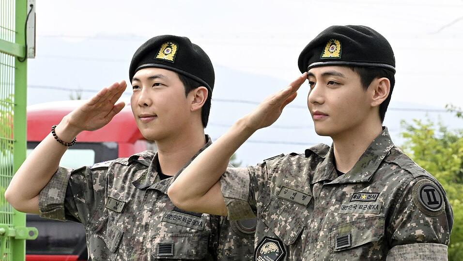 BTS-Mitglieder RM (l) und V wurden gemeinsam aus dem südkoreanischen Militärdienst entlassen. (Archivfoto) BTS-Mitglieder RM (l) und V wurden gemeinsam aus dem südkoreanischen Militärdienst entlassen. (Archivfoto)