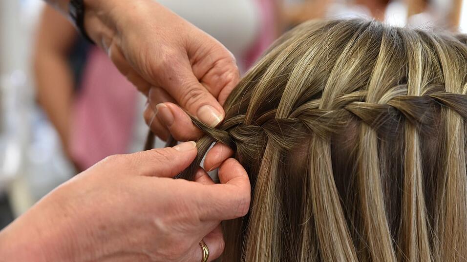 Noch ein Frisurenvorschlag: Nun wird von beiden Seiten nach hinten geflochten. Die Haare zunächst seitlich scheiteln und auf der größeren abgeteilten Seite mit dem Flechten beginnen. Dazu vorne drei nicht zu dünne Haarsträhnen abteilen und mit der vordersten Strähne 1 beginnen. Nun Strähne 1 über Strähne 2 legen, dann Strähne 2 fallen lassen. Eine neue Strähne 3 nehmen und über Strähne 1 legen. So entsteht der 'Wasserfall-Effekt'. Wiederholen Sie das Ganze bis zum Hinterkopf. Noch ein Frisurenvorschlag: Nun wird von beiden Seiten nach hinten geflochten. Die Haare zunächst seitlich scheiteln und auf der größeren abgeteilten Seite mit dem Flechten beginnen. Dazu vorne drei nicht zu dünne Haarsträhnen abteilen und mit der vordersten Strähne 1 beginnen. Nun Strähne 1 über Strähne 2 legen, dann Strähne 2 fallen lassen. Eine neue Strähne 3 nehmen und über Strähne 1 legen. So entsteht der 'Wasserfall-Effekt'. Wiederholen Sie das Ganze bis zum Hinterkopf.