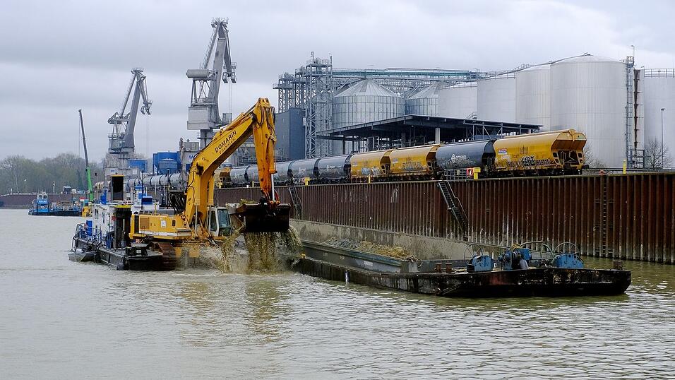 Bis zu sieben Kubikmeter fasst die große Baggerschaufel mit der derzeit das Hafenbecken ausgebaggert wird. Um 65 Zentimter wird die Tiefe erweitert. Bis zu sieben Kubikmeter fasst die große Baggerschaufel mit der derzeit das Hafenbecken ausgebaggert wird. Um 65 Zentimter wird die Tiefe erweitert.