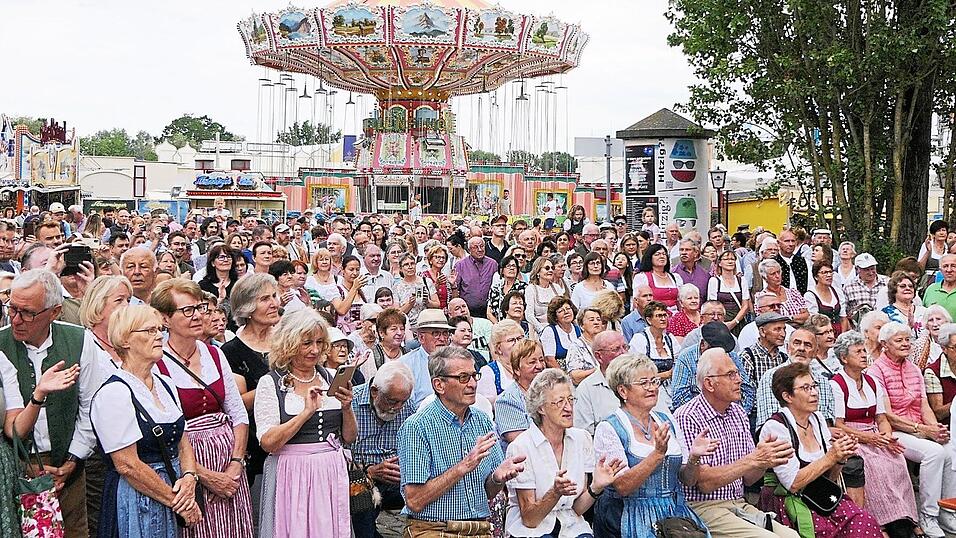 Ein Besuchermagnet war am Sonntag auf dem Gäubodenvolksfest das gemeinsame Blaskonzert der sieben Festzeltkapellen. Und die Prominenz aus Stadt und Land schwang dabei den Dirigentenstab. Ein Besuchermagnet war am Sonntag auf dem Gäubodenvolksfest das gemeinsame Blaskonzert der sieben Festzeltkapellen. Und die Prominenz aus Stadt und Land schwang dabei den Dirigentenstab.