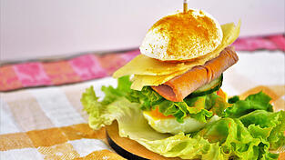 Als Vorspeise Mini-Burger aus Eiern.