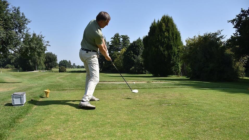 Richard Erhardsberger hat erst mit 55 Jahren mit dem Golfen angefangen und wurde von dem „Virus“ infiziert. Heute ist er Präsident des Golfclubs Vilsbiburg. Richard Erhardsberger hat erst mit 55 Jahren mit dem Golfen angefangen und wurde von dem „Virus“ infiziert. Heute ist er Präsident des Golfclubs Vilsbiburg.