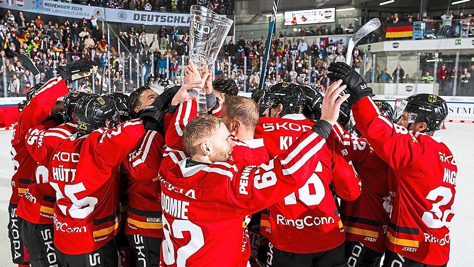 Die deutschen Spieler feiern den Titelgewinn beim Deutschland-Cup. Die deutschen Spieler feiern den Titelgewinn beim Deutschland-Cup.