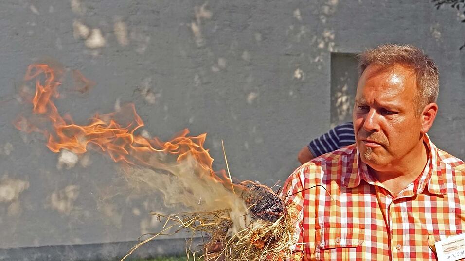Auf Steinzeit-Art: Mit Hilfe von Feuerstein, Pyrit (Schwefelkies), Zunderschwamm und einem Strohb&uuml;ndel entfachte Dr. Robert Graf ein Feuer.