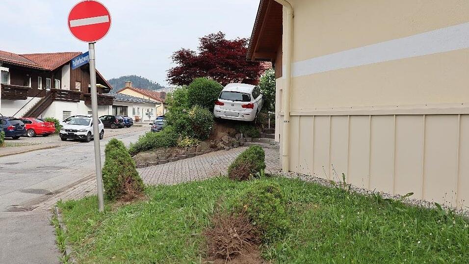 Das Fahrzeug konnte nur schwer geborgen werden. Das Fahrzeug konnte nur schwer geborgen werden.