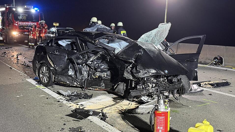 Der erste Crash passiert in der Nacht auf Mittwoch auf der A9 bei Geisenhausen nach dem Dreieck Holledau. Ein BMW-Fahrer aus dem Landkreis Cham verungl&uuml;ckt in Fahrtrichtung M&uuml;nchen. Der 21-J&auml;hrige steigt aus und wird von einem anderen Wagen erfasst.