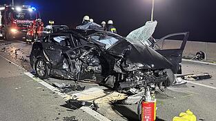 Der erste Crash passiert in der Nacht auf Mittwoch auf der A9 bei Geisenhausen nach dem Dreieck Holledau. Ein BMW-Fahrer aus dem Landkreis Cham verungl&uuml;ckt in Fahrtrichtung M&uuml;nchen. Der 21-J&auml;hrige steigt aus und wird von einem anderen Wagen erfasst.