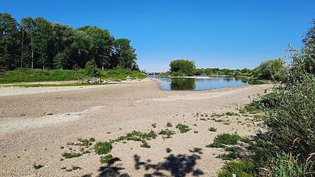 &bdquo;Straubing ist um eine Halbinsel gr&ouml;&szlig;er und um eine Insel kleiner geworden. Bei der Bschlacht kann man zu Fu&szlig; bis zur Donauinsel gehen, ohne nass zu werden&ldquo;, schreibt Leser Rudolf Rauh zu diesem Foto, das er am Montag an die Redaktion schickte.