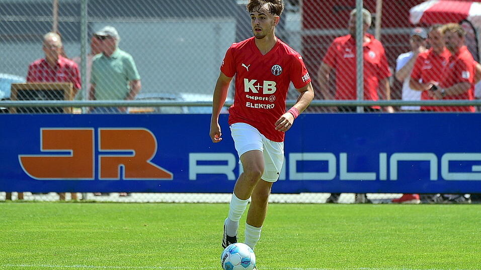 Lukas Krämer ist einer der Kandidaten beim ASV Cham für den Posten in der Innenverteidigung. Lukas Krämer ist einer der Kandidaten beim ASV Cham für den Posten in der Innenverteidigung.