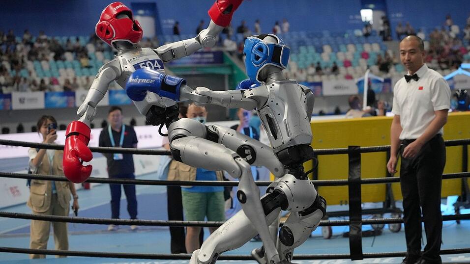 Kr&auml;ftemessen unter Robotern beim &bdquo;Free Combat&ldquo;-Wettbewerb der World Humanoid Robot Games in Peking