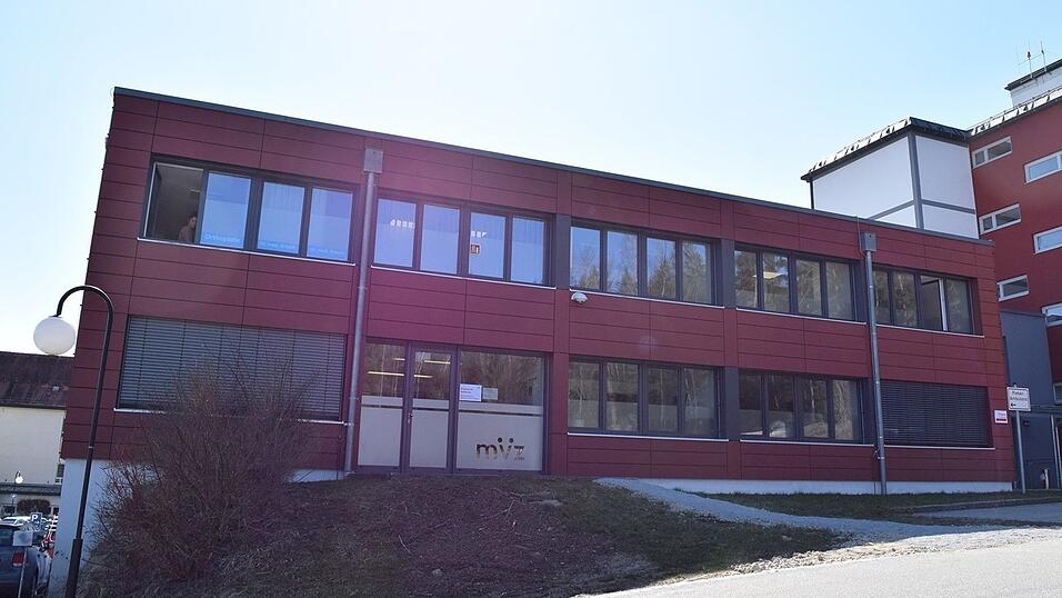 Au&szlig;enaufnahme des MVZ Arberland an der Arberlandklinik Zwiesel.