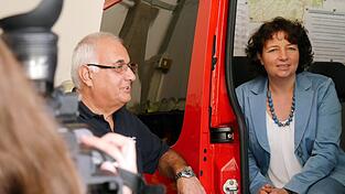 Der ehemalige Kommandant der FFW Vilsbiburg Franz Saxstetter und Landtagsabgeordnete Ruth Müller beim Praxistag der FFW Vilsbiburg.