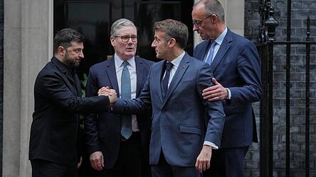 Der ukrainische Präsident Wolodymyr Selenskyj, der britische Premierminister Keir Starmer, der französische Präsident Emmanuel Macron und der deutsche Bundeskanzler Friedrich Merz (v. l.) verabschieden sich nach ihrem Treffen vor der Tür der 10 Downing Street.
