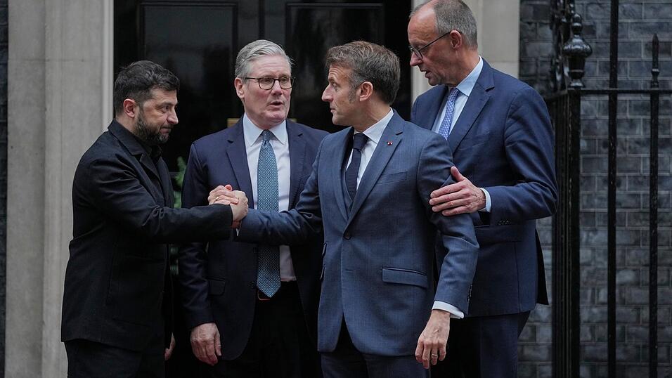 Der ukrainische Präsident Wolodymyr Selenskyj, der britische Premierminister Keir Starmer, der französische Präsident Emmanuel Macron und der deutsche Bundeskanzler Friedrich Merz (v. l.) verabschieden sich nach ihrem Treffen vor der Tür der 10 Downing Street.