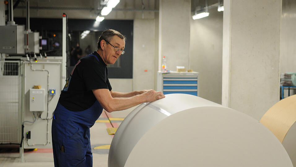 Das Zeitungspapier wird auf Rolle von der Papierfabrik geliefert. Pro Nacht werden etwa 15 Rollen bedruckt. (Foto: Ulli Scharrer)