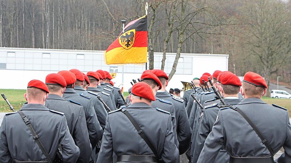 Die Soldaten der Panzerbrigade 12 mit Hauptsitz in Cham wird Teil der ersten Division sein, die der Nato als einsatzbereit gemeldet werden soll. Die Soldaten der Panzerbrigade 12 mit Hauptsitz in Cham wird Teil der ersten Division sein, die der Nato als einsatzbereit gemeldet werden soll.