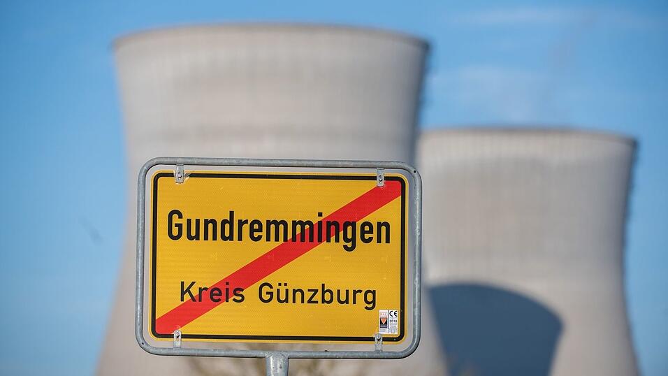 Die Kühltürme des ehemaligen Kernkraftwerks in Gundremmingen sollen am Samstag gesprengt werden. (Archivbild) Die Kühltürme des ehemaligen Kernkraftwerks in Gundremmingen sollen am Samstag gesprengt werden. (Archivbild)