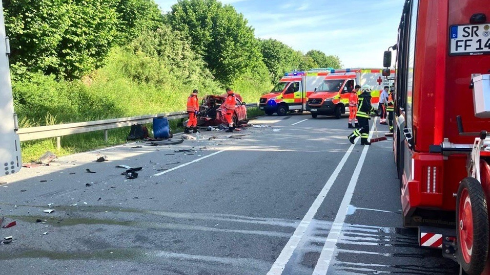 Zahlreiche Kräfte von Feuerwehr und Rettungsdienst waren im Einsatz. Zahlreiche Kräfte von Feuerwehr und Rettungsdienst waren im Einsatz.