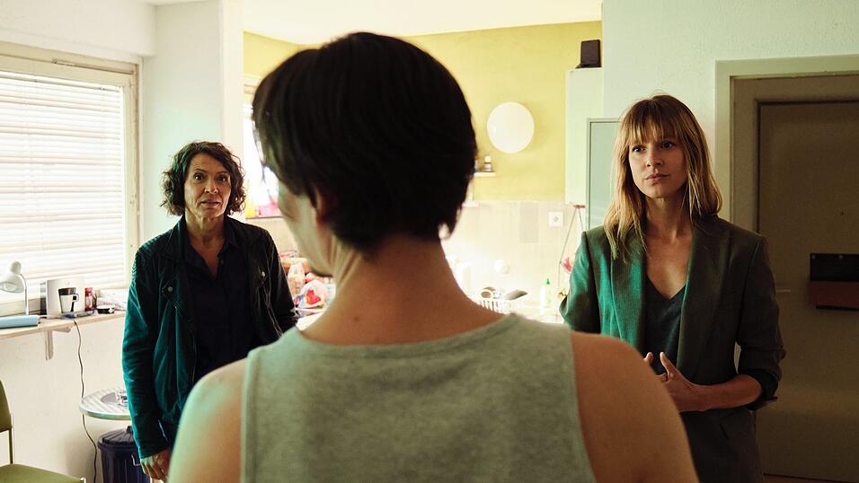 Die Kommissarinnen Lena Odenthal (Ulrike Folkerts, links) und Johanna Stern (Lisa Bitter) haben es mit Anton Maler (Christopher Schärf) mit einem sehr redefreudigen Zeugen zu tun. Die Kommissarinnen Lena Odenthal (Ulrike Folkerts, links) und Johanna Stern (Lisa Bitter) haben es mit Anton Maler (Christopher Schärf) mit einem sehr redefreudigen Zeugen zu tun.