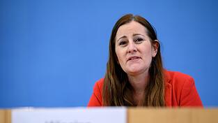 Linke-Chefin Janine Wissler nennt die bestehende Regelung einen 'entwürdigenden Witz', der auf Kosten der Mitarbeiter mit Behinderung gemacht werde. Linke-Chefin Janine Wissler nennt die bestehende Regelung einen 'entwürdigenden Witz', der auf Kosten der Mitarbeiter mit Behinderung gemacht werde.