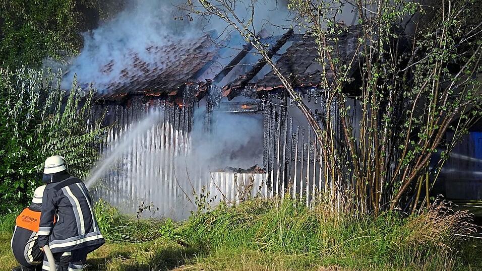 Die Feuerwehren waren stundenlang im Einsatz.
