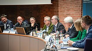 Wirtschaftsminister Hubert Aiwanger (4. v. r.) diskutierte mit rund 40 Vertretern unter anderem aus Wirtschaft und Politik und von den Sozialpartnern.