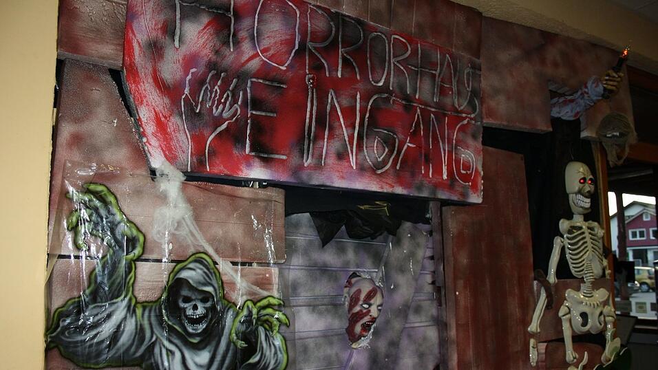 Krueger meets Krüger: Horror-Kultfigur Freddy spukt bis Halloween im gleichnamigen Freizeit-Center in Ittling.