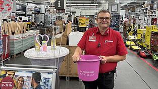 Marktleiter Michael Rojer ist gespannt darauf, wie viele Menschen mit den pinken Eimern im Markt herumlaufen werden.