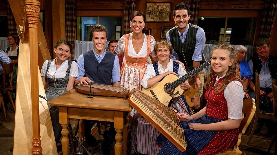 Die Zweigl-Musi mit Traudi Siferlinger (3.v.li.) und Domimik Glöbl (2.v.re.). Die Zweigl-Musi mit Traudi Siferlinger (3.v.li.) und Domimik Glöbl (2.v.re.).