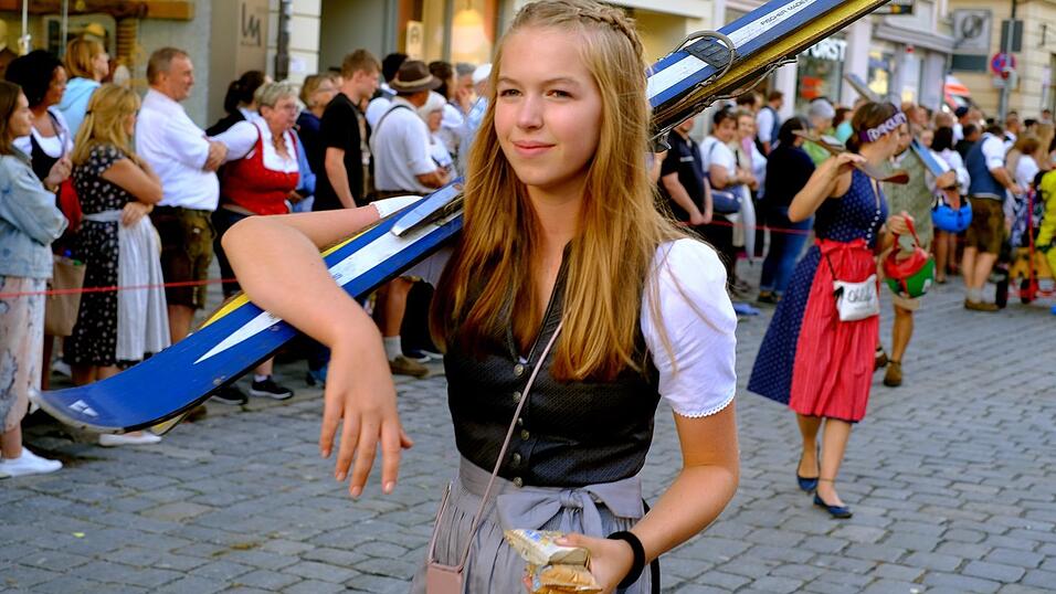 Zahlreiche Musik- und Trachtengruppen zogen nach dreij&auml;hriger Pause am Freitagabend zum Festplatz Am Hagen.