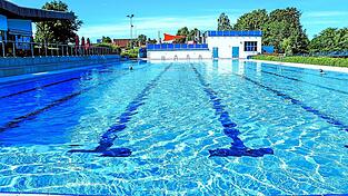 Ein paar Frühschwimmer haben sich am Montag im Freibad eingefunden.
