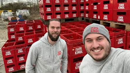 Rainer Pieknik (li.) und Simon Klur vor leeren Isarkindl-K&auml;sten.