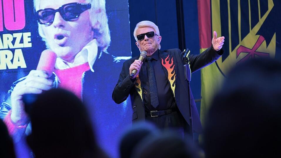 Heino wird bei seinem Zusatzkonzert aus Solidarit&auml;t mit einem Feuerwehrmann im brandenburgischen Bad Belzig bejubelt.