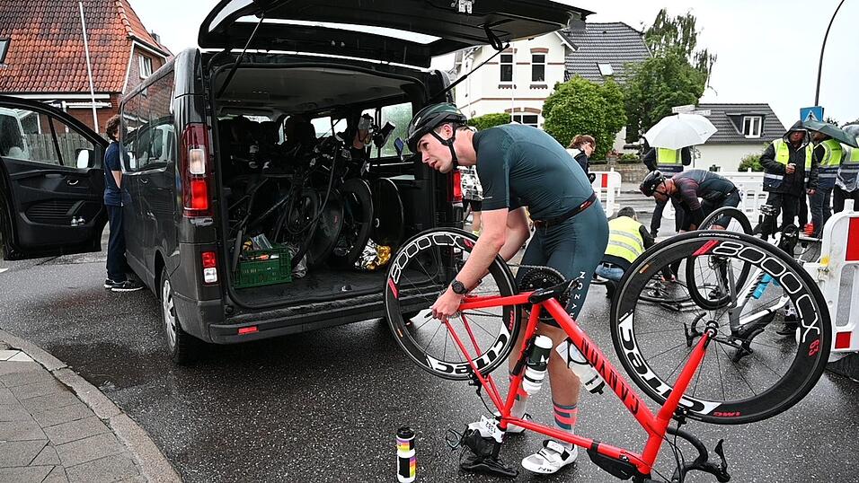 Zahlreiche Triathleten waren von dem Zwischenfall beim Ironman in Hamburg betroffen. Zahlreiche Triathleten waren von dem Zwischenfall beim Ironman in Hamburg betroffen.