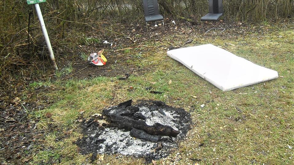 Im Naherholungsgebiet zwischen K&ouml;&szlig;nach, Friedenhain und Bachhof wurden vor Kurzem diese St&uuml;hle sowie die Matratze abgelegt. Vor allem im Fr&uuml;hjahr und Sommer herrscht dort regelm&auml;&szlig;ig ein M&uuml;ll-Chaos.