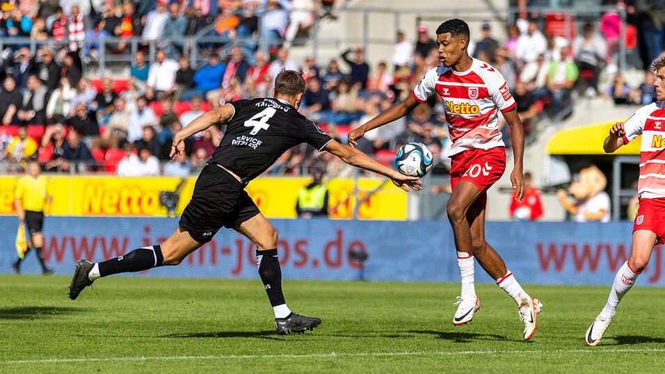 Im Hinspiel beim 1:2 bestraften die Sandhäuser den Regensburger Chancenwucher. An diesem Samstag wollen die Jahn-Kicker um Noah Ganaus (rechts, im Duell mit Tim Knipping) ihre Möglichkeiten besser nutzen und wieder in die Erfolgsspur einbiegen.