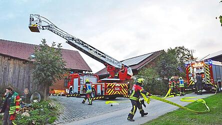 Mit der Drehleiter der Freiwilligen Feuerwehr Roding wird der Brand von oben bekämpft