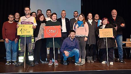 Die OB-Kandidaten stellten sich bei den Barmherzigen Br&uuml;dern den Fragen von Menschen mit Behinderung: Julian Guggeis in Vertretung des erkrankten SPD-Bewerbers Peter Stranninger (7.v.l.), OB Markus Pannermayr (CSU, 8.v.r.), Christoph Weinholzner (Freie W&auml;hler, 6.v.r.), Katrin Dengler (&Ouml;DP, 4.v.r.), Johannes Spielbauer (Die Linke, 3.v.r.) und Erhard Grundl (Die Gr&uuml;nen, rechts).