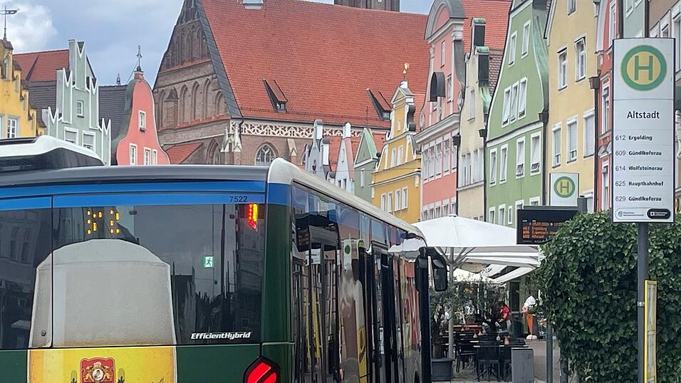 Ein Bus der Linie 612 an der Haltestelle in der Landshuter Altstadt. Ein Bus der Linie 612 an der Haltestelle in der Landshuter Altstadt.