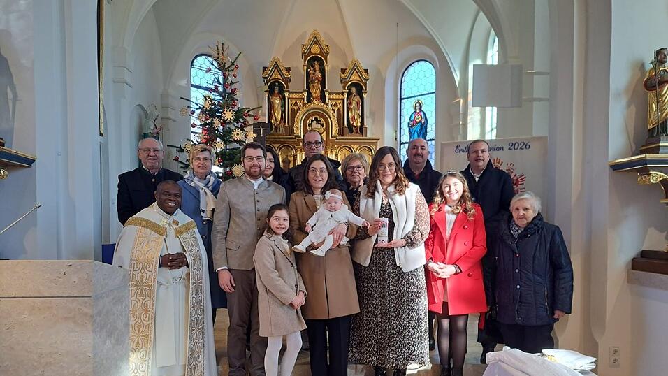 Die Tauffamilie Matzke mit Vikar Matthias Tang