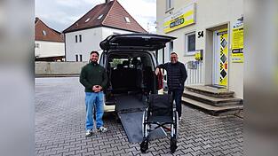 Alp&aacute;r K&oacute;sa (rechts) und Orkan Misirli mit einem der Inklusionstaxis mit eingebauter Rollstuhlrampe.