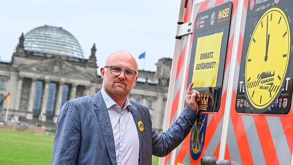 Sören Link (SPD), Oberbürgermeister der Stadt Duisburg, an einem Fahrzeug der Feuerwehr in Berlin. Sören Link (SPD), Oberbürgermeister der Stadt Duisburg, an einem Fahrzeug der Feuerwehr in Berlin.