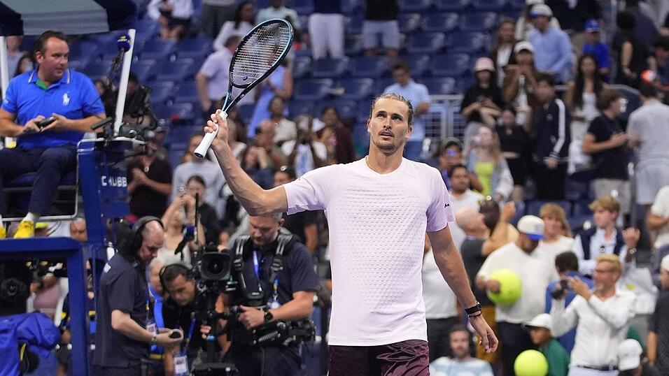 Alexander Zverev bedankt sich bei den Fans. Alexander Zverev bedankt sich bei den Fans.