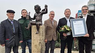 Freuen sich &uuml;ber die Ehrung der IHK (v.l.): Xaver Penzkofer sen., Christian Penzkofer, Richard Brunner, Xaver Penzkofer jun., Dr. Alois Pl&ouml;&szlig;l