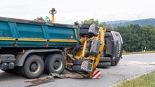 Spektakulärer Unfall am Donnerstagnachmittag in Vilshofen (Kreis Passau). Dort ist ein Lkw-Anhänger samt geladenem Bagger umgestürzt. Spektakulärer Unfall am Donnerstagnachmittag in Vilshofen (Kreis Passau). Dort ist ein Lkw-Anhänger samt geladenem Bagger umgestürzt.