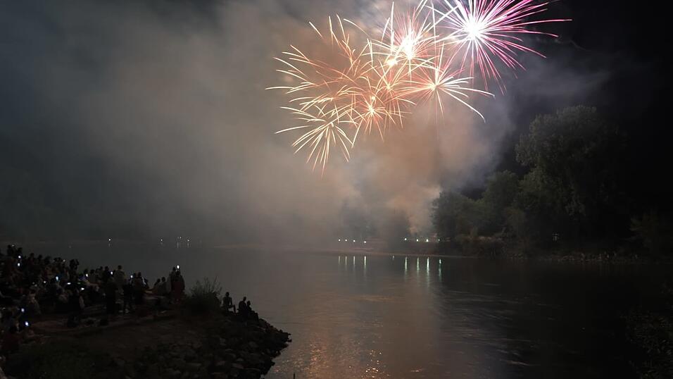 Mit einem bunten Feuerwerk wird die Lampionfahrt 2022 gefeiert.